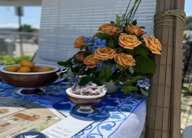 Orange roses and blue flowers outdoor table display